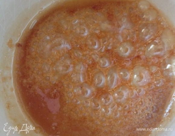 Для начала приготовим карамель. Сахар положим в небольшую кастрюльку и поставим на огонь. Когда сахар начнет темнеть добавим 3 ст. л. воды. Мешаем до полного растворения сахара.