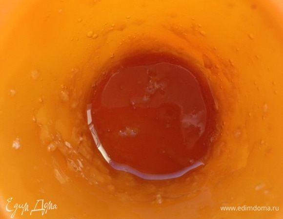 Разольем карамель по небольшим формочкам, наклоняя их, чтобы карамель растекалась и по стенкам.