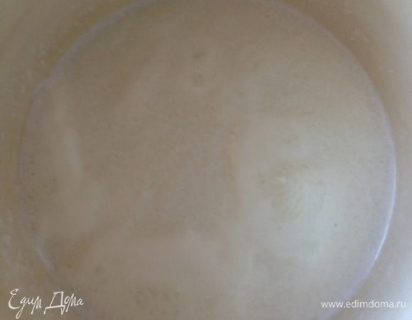 Смешаем молоко, сахарную пудру, ванилин и кокосовую стружку. Доведем смесь до кипения.