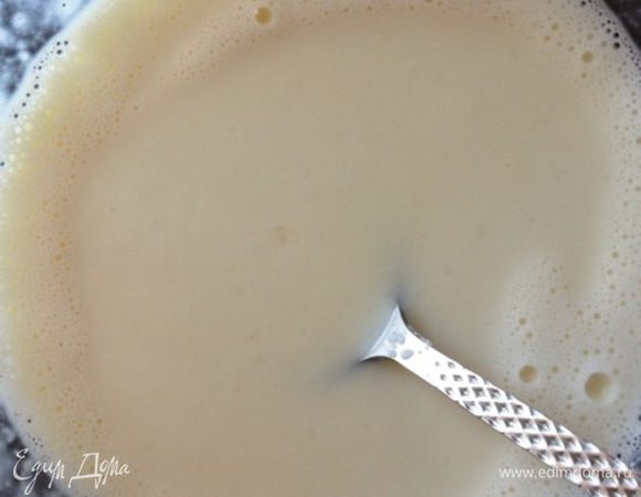 Взобьем 1 яйцо с крахмалом, добавим еще 2 яйца и снова взобьем. Добавим в эту массу горячую молочную смесь и хорошо перемешаем.