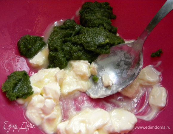 В мягкое масло кладем сахар мятный и хорошо перемешиваем.