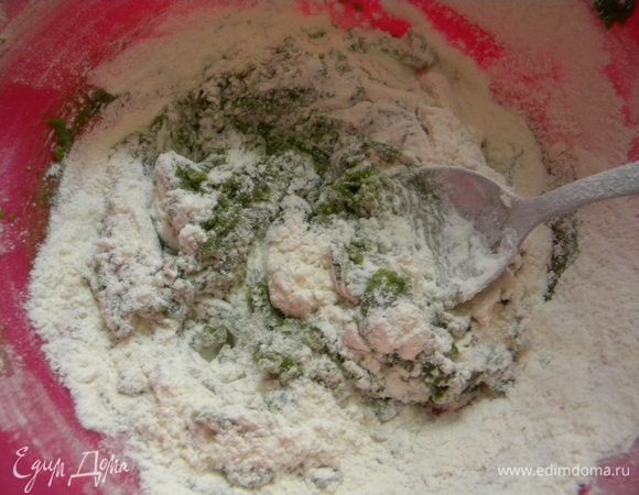 Потом добавляем просеянную муку, перемешиваем хорошо.