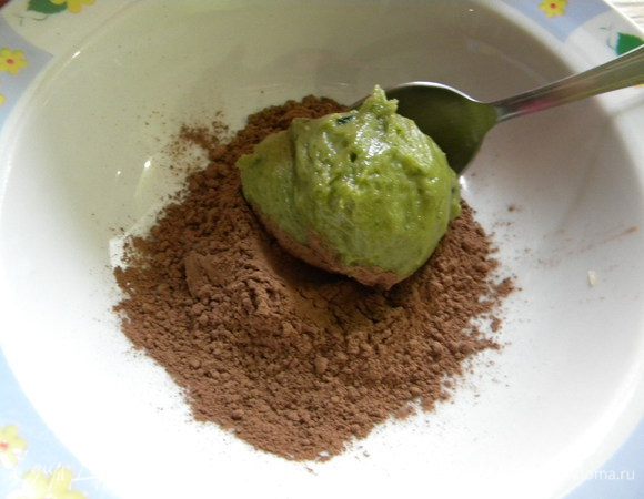 Берем ложку теста, обваливаем в какао и на противень.