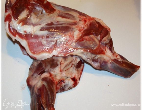 Мясо. Тут даже и выбирать не стал. В силу желания приблизиться к аутентичности продукта взяли баранину. Вот такие две лопатки от барашка, который (сейчас опять обвинят в живодерстве) еще вчера травку щипал.