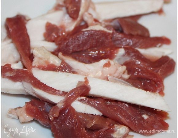 Потом эти пласты, нарезать надо на полосочки.