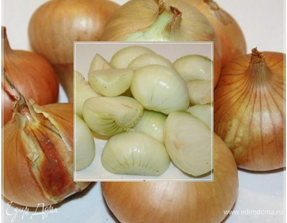 Теперь лук. Ну что поделать, лук в этом году уродился некрупный. Зато сочные, ароматный и довольно ядреный. Почистить надо и порезать. Вот на такие кусочки.