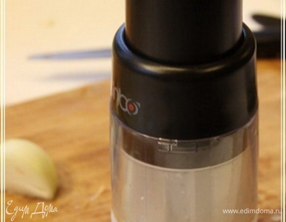 А кусочки при помощи вот такой рубилки (какой-то там чопер), которому сперва доверия не было, кстати … 