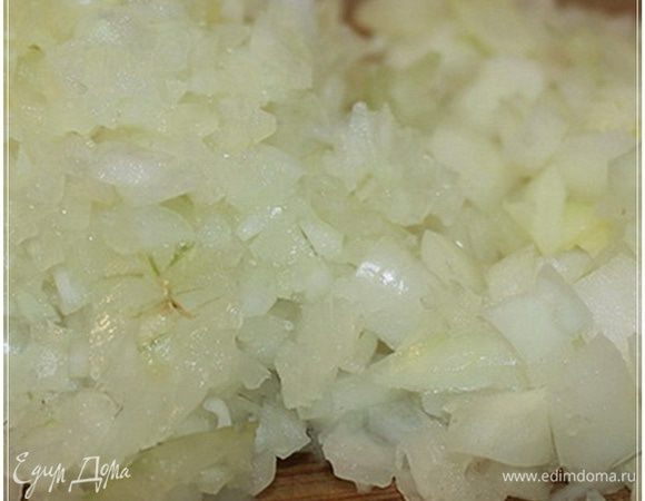 Но результат.… Вот посмотрите сами. Справа – это ножом. А слева – этим самым чопером. Получается неплохо. И размер изрубленности в самый раз и никаких слезливых  историй.