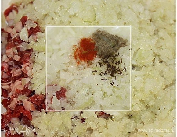Лука должно быть примерно столько же, сколько и мяса. Лук он сочность придает и вкус. Не жалейте. Затем добавили соли, перца черного и красного понемногу, зиры щепотку добрую (я молотую брать не стал, так … потер слегка меж пальцами) … вот и все специи.