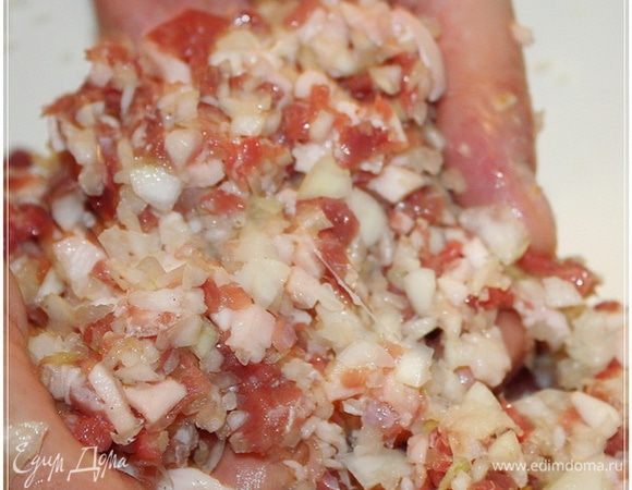 А потом надо все очень хорошо, а это значит довольно долго и неслабо, вымесить. Руками, что характерно.