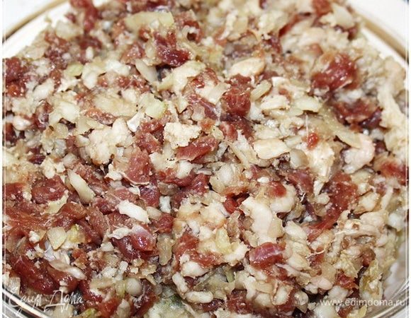 Готовый фарш накрыть пленочкой и убрать на часок в холодильник. Пусть настаивается себе … то есть нам. На «потом».