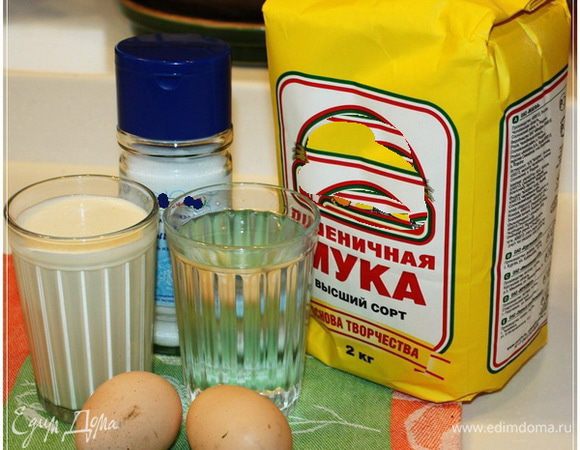 И коли сказано, что кроме фарша нужно еще и тесто, то им и займемся. Тесто сделаем немного не так, как рекомендуется в классических рецептах. По-своему сделаем. Как привыкли.
Берем вот такие продукты. В стакане сметана … которая от Веснушки нашей получается.

