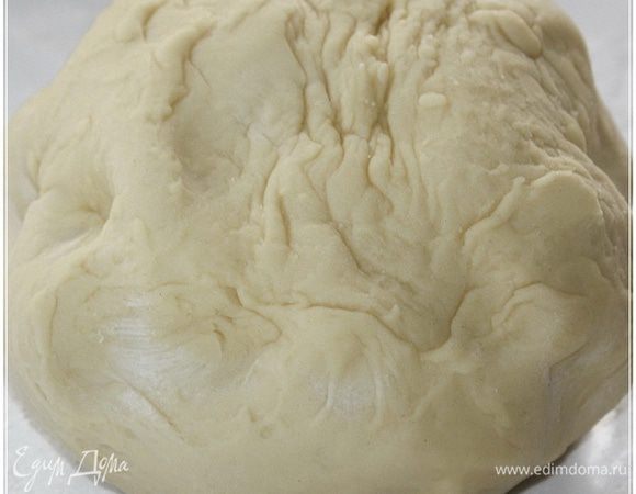 И готовим тесто. Также как и для хинкалей, например, готовили. Если кому интересно в подробностях, спросите. Скажу где … их, в смысле - подробностев можно увидеть.
После всех манипуляций, описанных в указанной теме, получил вот такой симпатичный шарик. Ну, или почти шарик. Комочек, в общем. 
