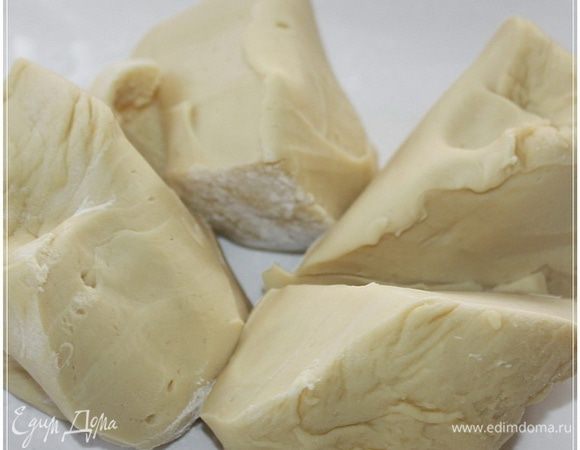 Разрезаем его на четыре части.