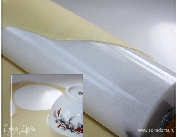 А потом каждый кусок раскатываем «в лист» … потоньше старайтесь. Хуже от этого не будет. И листы эти, вернее из листов этих при помощи вот такой плошки формуем кружочки. Лучше всего сантиметров около восьми сделать. Кружочки эти.