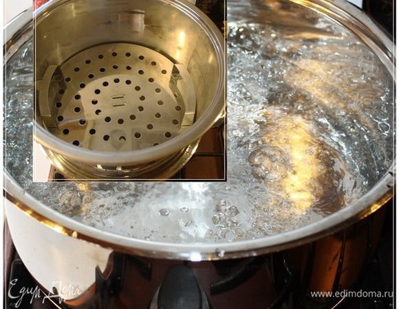 Варить манты будем на пару. В том самом, упомянутом выше манты́-каскане или манты-казане, или мантоварке, проще говоря.
В нижнюю часть наливаем воду. Дождемся пока она закипит. И устанавливаем первую решетку.
