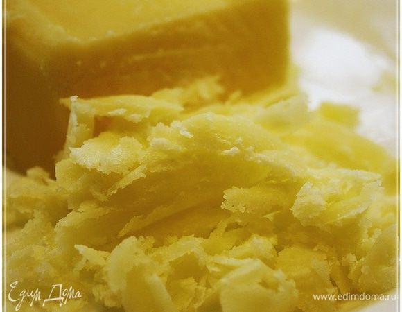 Понадобится немного маслица. И хоть, в основном, народ говорит о растительном, мы взяли топленое. Опять-таки напомню, уж извините, масло у нас тоже … от Веснушки.