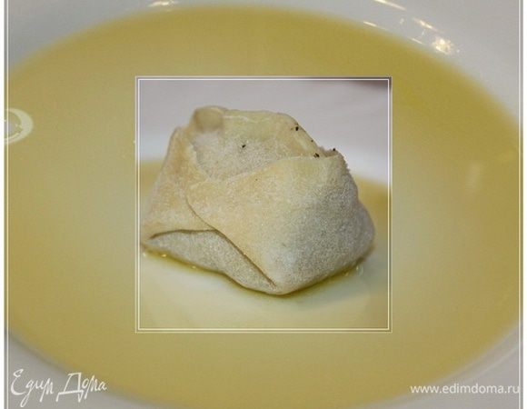 Мы его слегка расплавим и донышко каждого манта (или каждую манты?) немного пропитаем этим самым маслицем.