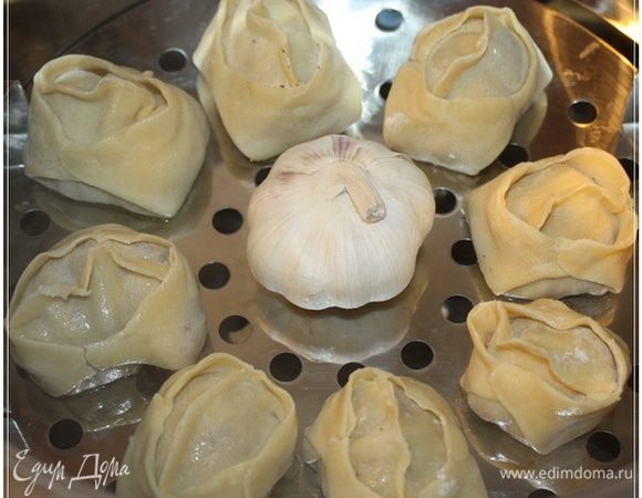 А потом уложим их на решетки. Скажу сразу … чеснок я все-таки убрал. Не знаю, но пареный чеснок, по-моему не айс. Вот и убрал.