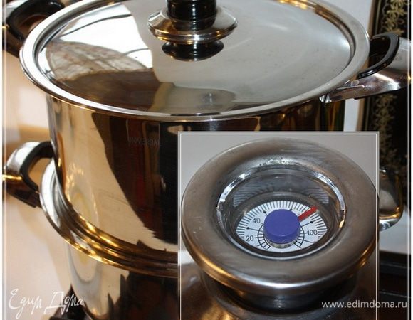 Закрыли мантоварку крышкой и оставили ее в покое. На среднем огне.