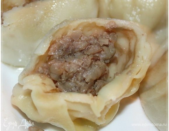 Выкладываем на тарелочки.
Вот что внутри. Это я разрезал, чтобы вам показать.
А вообще … вообще ели их руками. Сначала надкусив (прям как хинкали, чесслово),  оно того, поверьте, стоило…, выпивали сок, а потом уже и …
Ангела вам за трапезой.
P.S. … Хинкали, кстати, на пару получились гораздо вкуснее, чем в воде. Чесслово. Так что – рекомендую.
