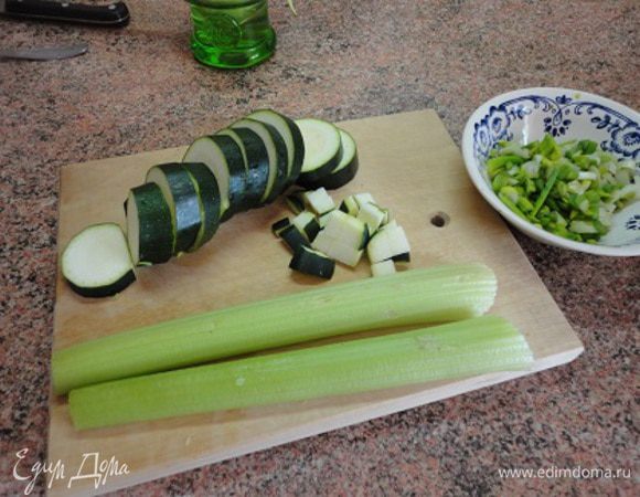 1.	  Чечевицу заливаем водой и ставим на огонь. Доводим до кипения. Варим помешивая  5 минут.
2.	Тем временем чистим и режем мелко  кабачки, морковь трем на крупной терке и добавляем к чечевице с 2 столовыми ложками зеленых стрелок соленого чеснока и варим до готовности чечевицы.