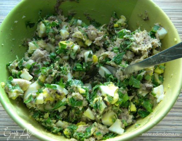 В неё кладем яйца вареные, и зелень нарезанную, солим по вкусу.