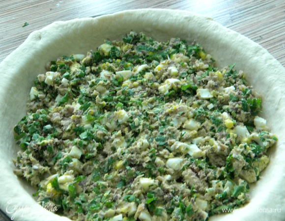 Раскатываем тесто,  кладем на форму и выкладываем начинку.