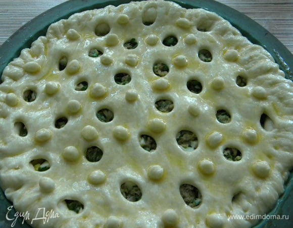 Закрываем сверху раскатанным тестом, я вырезала кружочки))) Смазываем яйцом, оставляем на мин.30 подойти, потом в духовку на 20-25 мин.