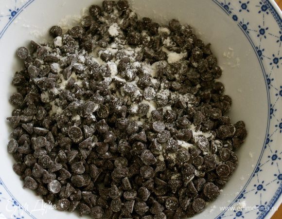 Первым делом шоколадные капли присыпать немного мукой. (это дополнительное количество муки, не указанное в рецепте!)