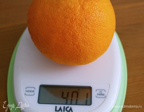 Духовку включить разогреваться на 180 С. 
Для этого пирога нам потребуется один ОЧЕНЬ крупный апельсин, весом минимум 400 г (по рецепту 450 г!) Если такой крупный апельсин Вам найти не удалось, возьмите полтора или два апельсина, чтобы соответствовали указанному весу.     