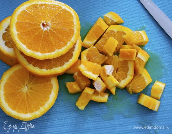 Как следует вымыть апельсин (в пирог будем использовать и кожуру) и нарезать кусочками. 