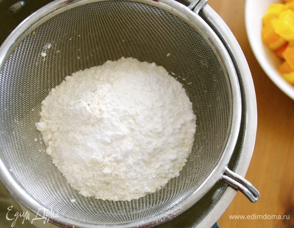 А дальше все очень просто... В чашу блендера просеять муку с разрыхлителем. Добавить сахар...