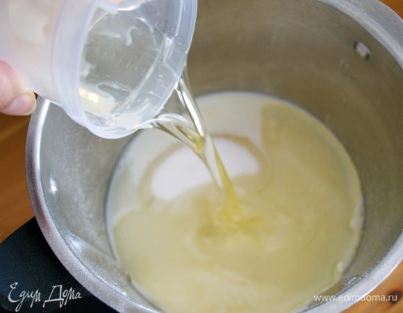 Растительное масло без запаха (у меня арахисовое - чаще всего в выпечке использую именно его).