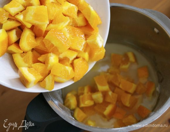 Добавить нарезанный апельсин...,