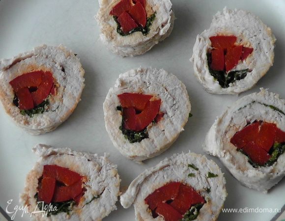 1.Подготовить филе индейки (отбить+посолить+поперчить).
2.Воду довести до кипения (в кастрюле ) немного посолить предварительно.
3.На мясо выложить перец и петрушку порезанные на небольшие части)
4.Ввести рулетики в воду на 15 мин.
5.Остудить, вытащить нитки и нарезать на дольки (как на фото)
Приятного аппетита!