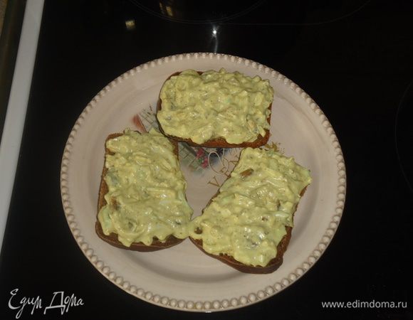 Лук чистим, режем мелким кубиком и кладем в разогретую сковороду. Обжариваем.