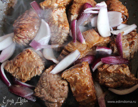 Обжарить в чаше мультиварки в течение 10-15 минут, затем добавить лук и жарить еще 3 минуты.