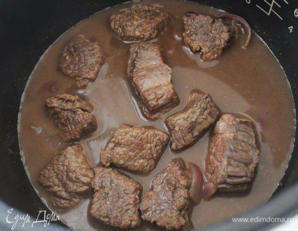 Добавить 100 мл вина и 150 мл воды, посолить. Готовить на режиме ТУШЕНИЕ 1 час.
