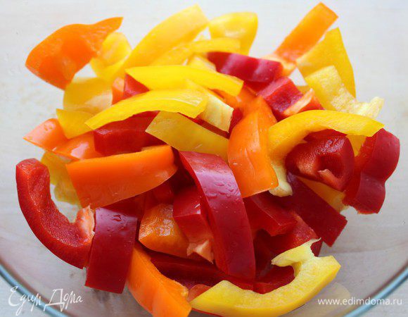 Перцы помыть, удалить семена и нарезать крупной соломкой. У меня красный, желтый и оранжевый перцы.