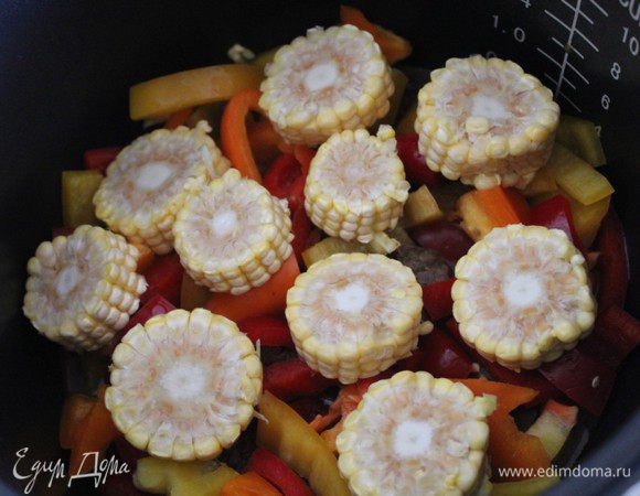 По окончании режима ТУШЕНИЕ добавить к мясу перцы и кукурузу. Кукурузу можно брать консервированную из банки. У меня - замороженные початки. Тушить еще 15 минут. При необходимости добавить немного воды, если она вся выкипит.