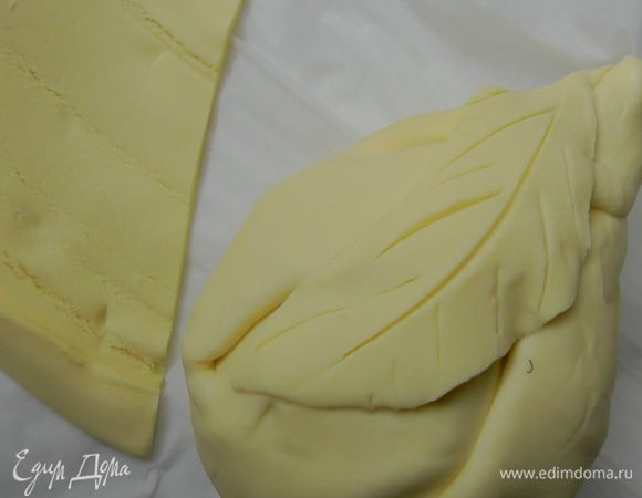 1.Чистим груши от шкурки, делаем небольшие отверстия в серединке.
2.Начиняем смесью из сахара и миндаля молотого.
3.Заворачиваем груши в тесто.
