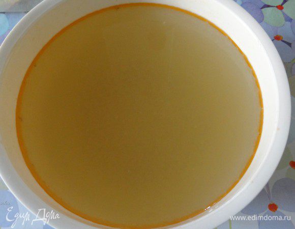 Сварить рыбный бульон. Это ОЧЕНЬ важно. Я сварила бульон из из рыбных голов, с добавлением лаврового листа, черного перца горошком, моркови и 1 луковицы. В конце посолила и процедила бульон.