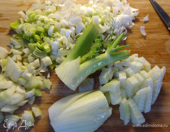 Наливаем в кастрюлю оливковое масло, разогреваем и обжариваем лук-порей, фенхель и репчатый лук.