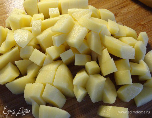 Затем добавляем картофель, нарезанный кубиками.
