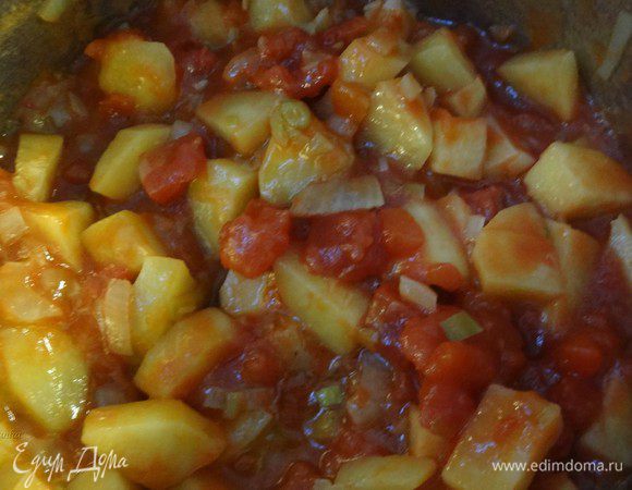 Затем добавляем помидоры. Я использовала свеже-консервированные рубленые томаты без специй.