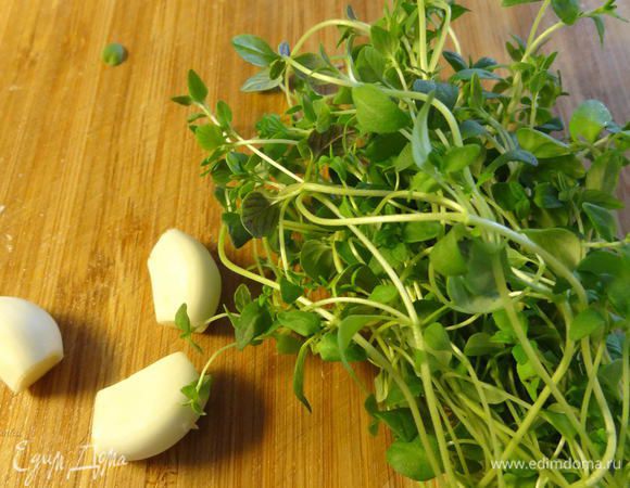 Добавляем, пропущенный через пресс, чеснок и порезанный тимьян.