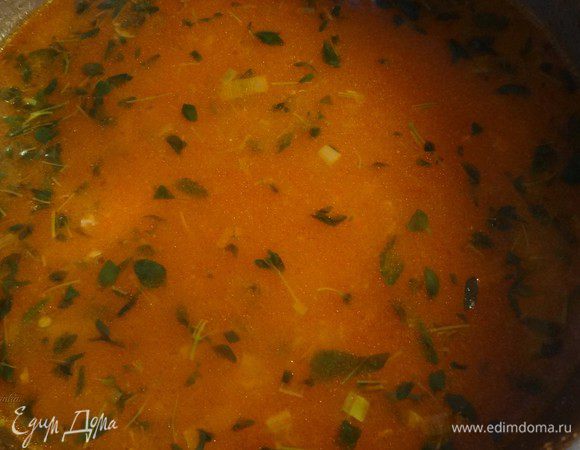 Слегка выпариваем и заливаем рыбным бульоном и добавляем запаренный шафран. Посолить морской солью и добавить перец горошком. Оставить потомиться минут 5-7.