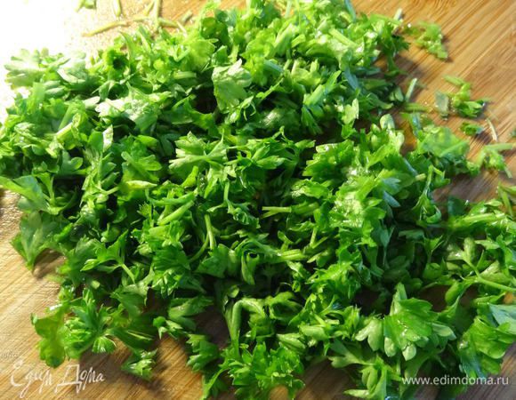 Довести на среднем огне до легкого кипения, затем снижаем огонь на минимум, добавляем петрушку и, закрыв крышкой, оставляем томится и доходить до готовности.
Французы обычно подают этот суп с сухариком (подсушенный кусок багета) и соусом Rouille (Руй). Чем мы хуже?))) Я тоже предлагаю вам этот соус, чтобы представление об этом замечательном супе было полным.