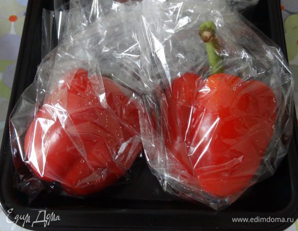 Соус Rouille - это французский майонез, с ароматом чеснока и красного перца, в переводе означает ржавый, из за его цвета. Подается к супам в компании подсушенных ломтиков багета. Он вкусен для разных супов, хотя классически идет для рыбных.
Для его приготовления вначале необходимо запечь перцы. Для этого поместить перцы в целлофановый пакет для запекания и отправить в разогретую до 200° С духовку на 20-25 минут.